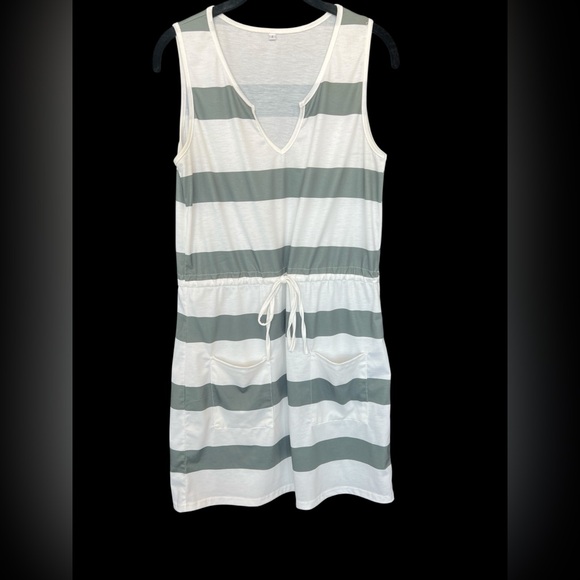 🤍 EUC Color-block Cinch Waist T-Shirt Dress | White & Olive Green | Women’s S - Picture 3 of 8